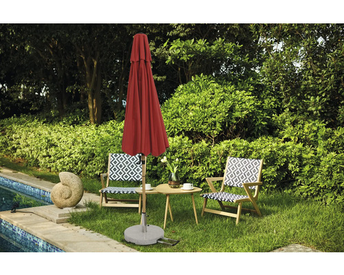 Tuinscene met gesloten parasol, tuintafel en twee stoelen