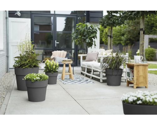 Terras met plantenbakken en tuinmeubelen