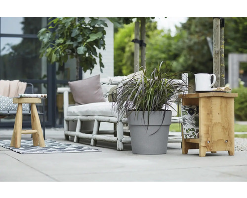 Terrasscène met zitplaatsen, bijzettafel en potplant