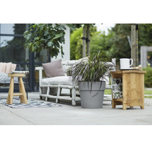 Terrasscène met zitbank, kruk, plantenbak en bijzettafel voor buiten
