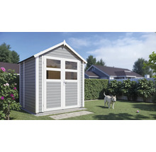 Tuin met houten tuinhuis en een hond op het gazon