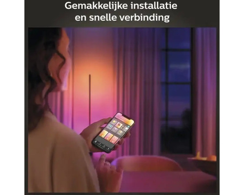 Vrouw bedient verlichting met een app op haar smartphone