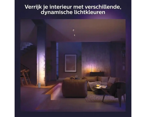Sfeervolle woonkamer met een moderne vloerlamp, zitmeubels en dynamische verlichting.