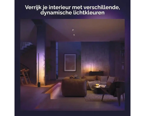Woonkamer met bank en LED-vloerlamp met dynamische lichtkleuren