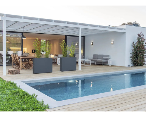 Modern tuinontwerp met zwembad, pergola, tuinmeubelen en plantenbakken