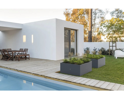 Buitenkant met zwembad, terras, tuinmeubilair en beplante plantenbakken