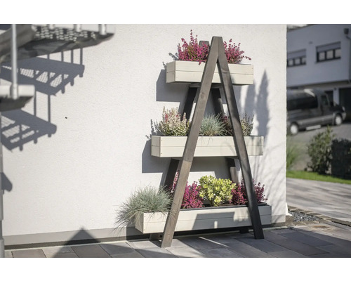 Houten plantenstandaard met drie plantenbakken en verschillende planten