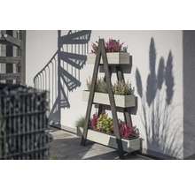 Bloemenstandaard met drie plantenbakken en diverse planten