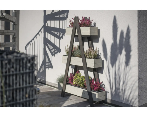 Bloemenstandaard met drie plantenbakken en diverse planten