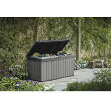 Geopende tuinkist in de tuin met tuingereedschap