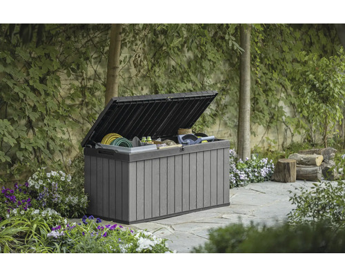 Geopende tuinkist in de tuin met tuingereedschap