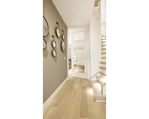 Hal met spiegels aan de muur, een deur en een trap.