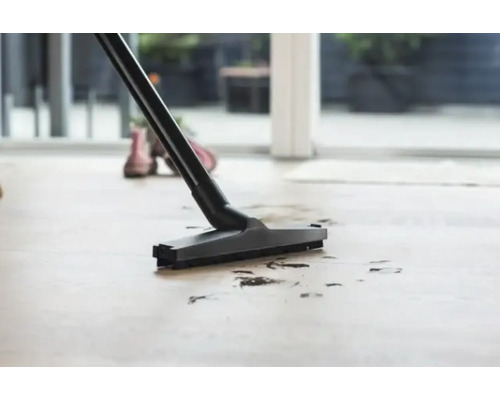 Stofzuiger reinigt een vloer