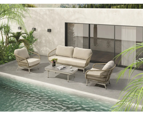 Tuinset met bank, twee stoelen en een tafel naast een zwembad