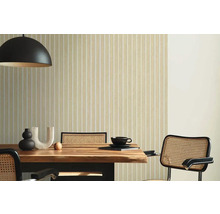Eetkamer met gestreept behang, houten tafel en stoelen met webbing