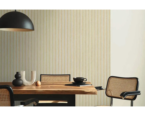 Eetkamer met gestreept behang, houten tafel en stoelen met webbing