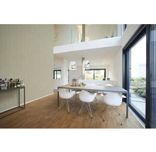 Lichte woonkamer met eettafel, stoelen en groot raam
