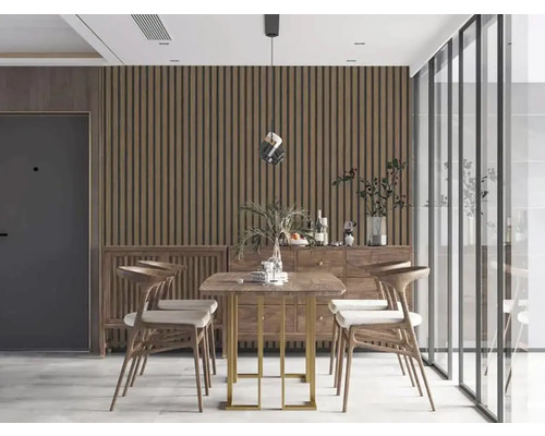 Eetkamer met houten tafel en houten stoelen in een lichte ruimte.