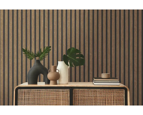 Decoratieve wanddecoratie met houten panelen en stijlvol dressoir