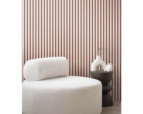 Interieurweergave met fauteuil, bijzettafel en wandpanelen