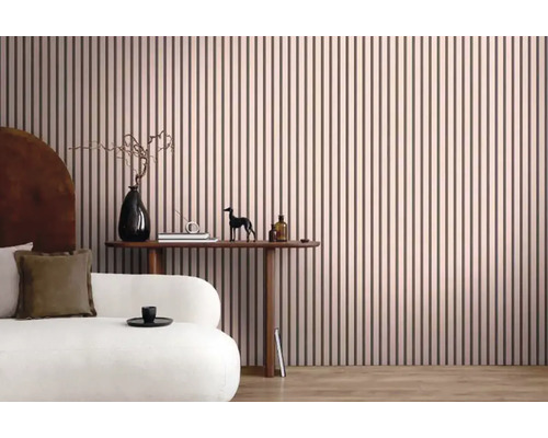 Interieur met gestreepte wand, bank en decoraties op een tafel