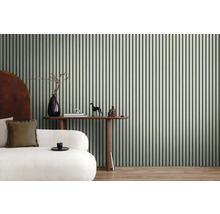 Woonkamer met bank, tafel en gestreept behang