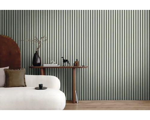 Woonkamer met bank, tafel en gestreept behang