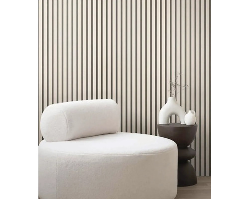 Interieurscène met een fauteuil, een bijzettafel en wandbekleding.