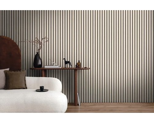 Woonkamer met wandpanelen in streepjesmotief, bank en decoratie