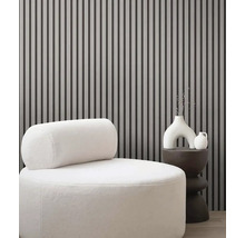 Scene met een fauteuil, een bijzettafel en wandbekleding