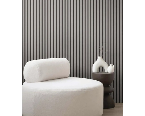 Scene met een fauteuil, een bijzettafel en wandbekleding