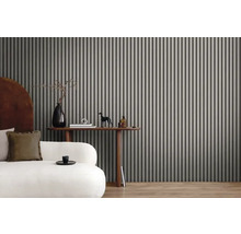 Woonkamer met wandpanelen, bank en decoratie op een consoletafel.