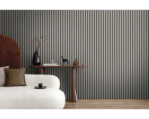 Woonkamer met wandpanelen, bank en decoratie op een consoletafel.