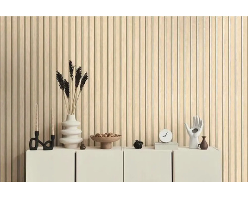 Woonkamer met lambrisering, dressoir en decoratie