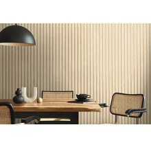 Eetkamer met houten tafel, stoelen, hanglamp en wandpanelen