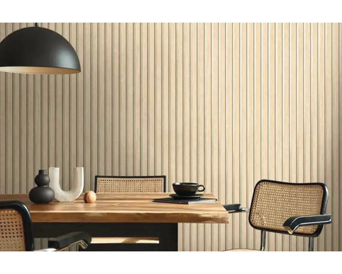 Eetkamer met houten tafel, stoelen, hanglamp en wandpanelen