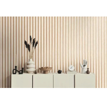 Decoratief interieur met houten lambrisering, dressoir en diverse decoratieve objecten.