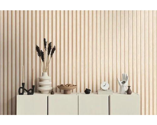 Decoratief interieur met houten lambrisering, dressoir en diverse decoratieve objecten.