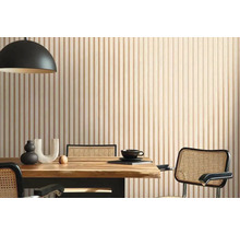 Eetkamer met houten tafel, stoelen en wandpanelen