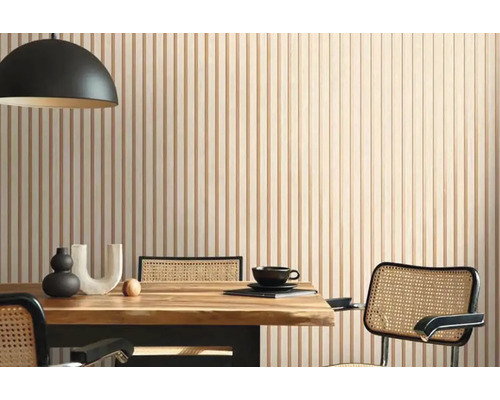 Eetkamer met houten tafel, stoelen en wandpanelen