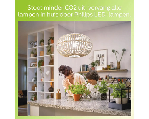 Hanglamp boven een aanrecht, moeder en kind werken met planten.