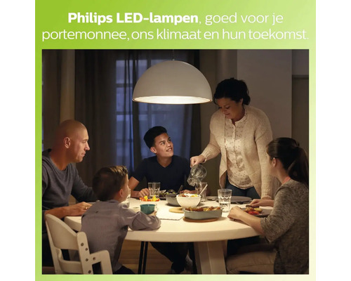 Een gezin zit aan tafel onder een hanglamp met ledtechnologie tijdens het avondeten.
