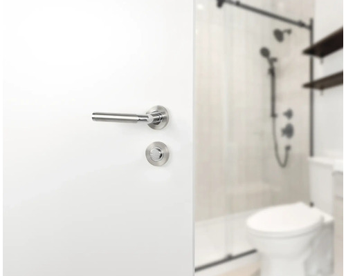 Deur met deurklink en badkamer op de achtergrond