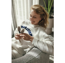 Vrouw houdt schoenspanners in haar hand