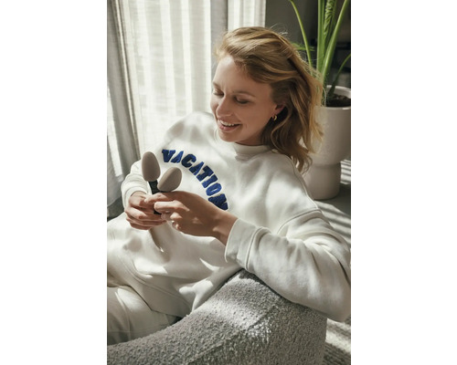 Vrouw houdt schoenspanners in haar hand