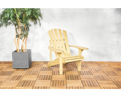 Houten terras met Adirondack stoel en plantenbak