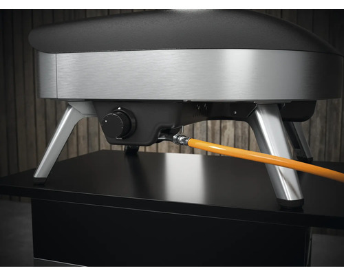 Detailweergave van een pizzaoven met gasaansluiting op een tafel