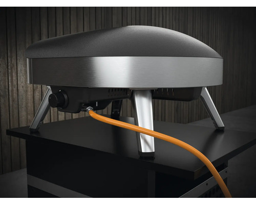 Gas pizzaoven met gasaansluiting op een tafel