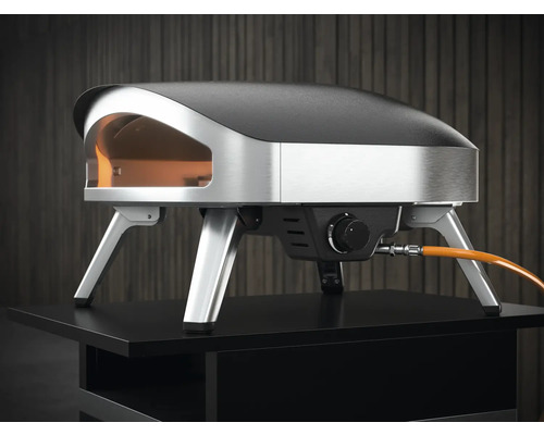 Pizzaoven van roestvrij staal en staal op een tafel