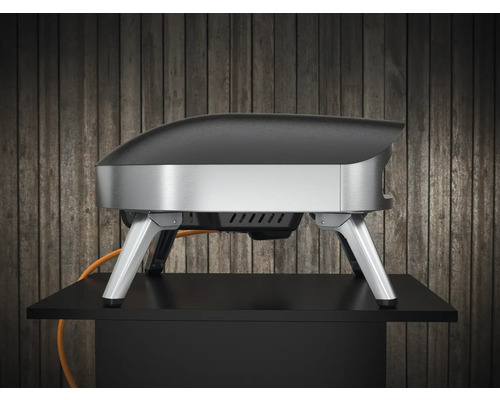 Draagbare gasgestookte pizzaoven op een tafel